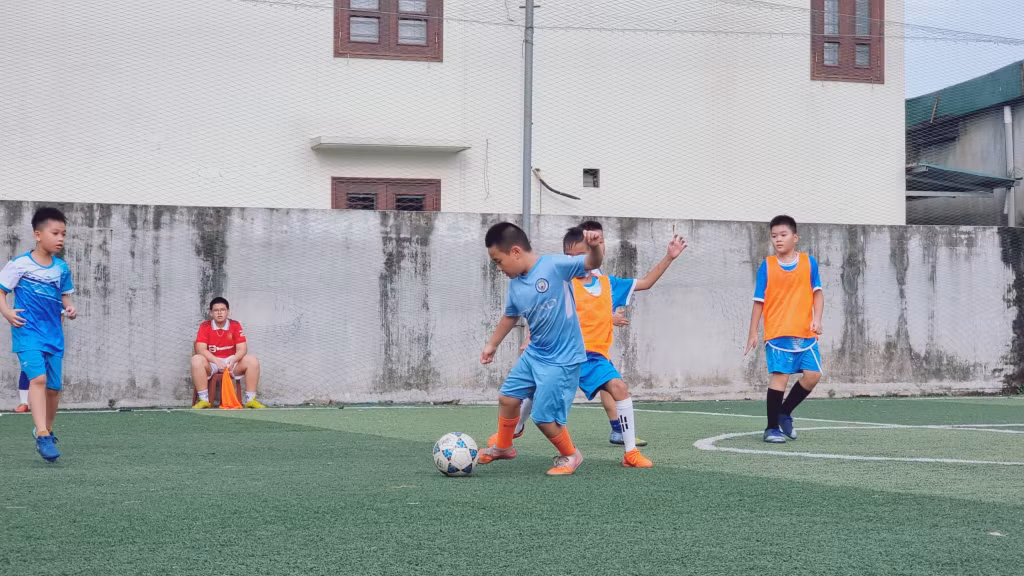 Một buổi giao lưu bóng đá trên sân cỏ nhân tạo của học sinh trên địa bàn xã Vạn Yên (huyện Vân Đồn) với học sinh của TP Hạ Long.