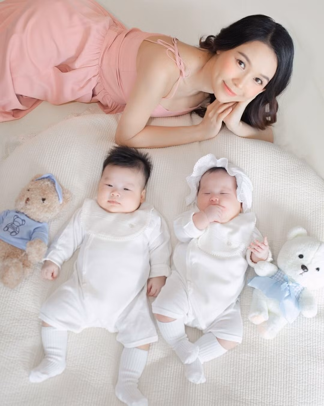 Sam chia sẻ khoảnh khắc đáng yêu của cặp song sinh nhân dịp ngày Quốc tế thiếu nhi 1/6.