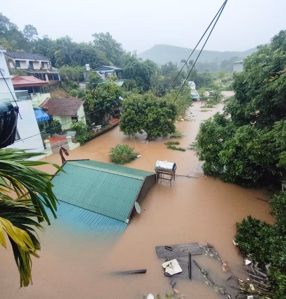 Một số nhà dân tại khu phố Hòa Bình, thị trấn Tiên Yên bị ngập úng.