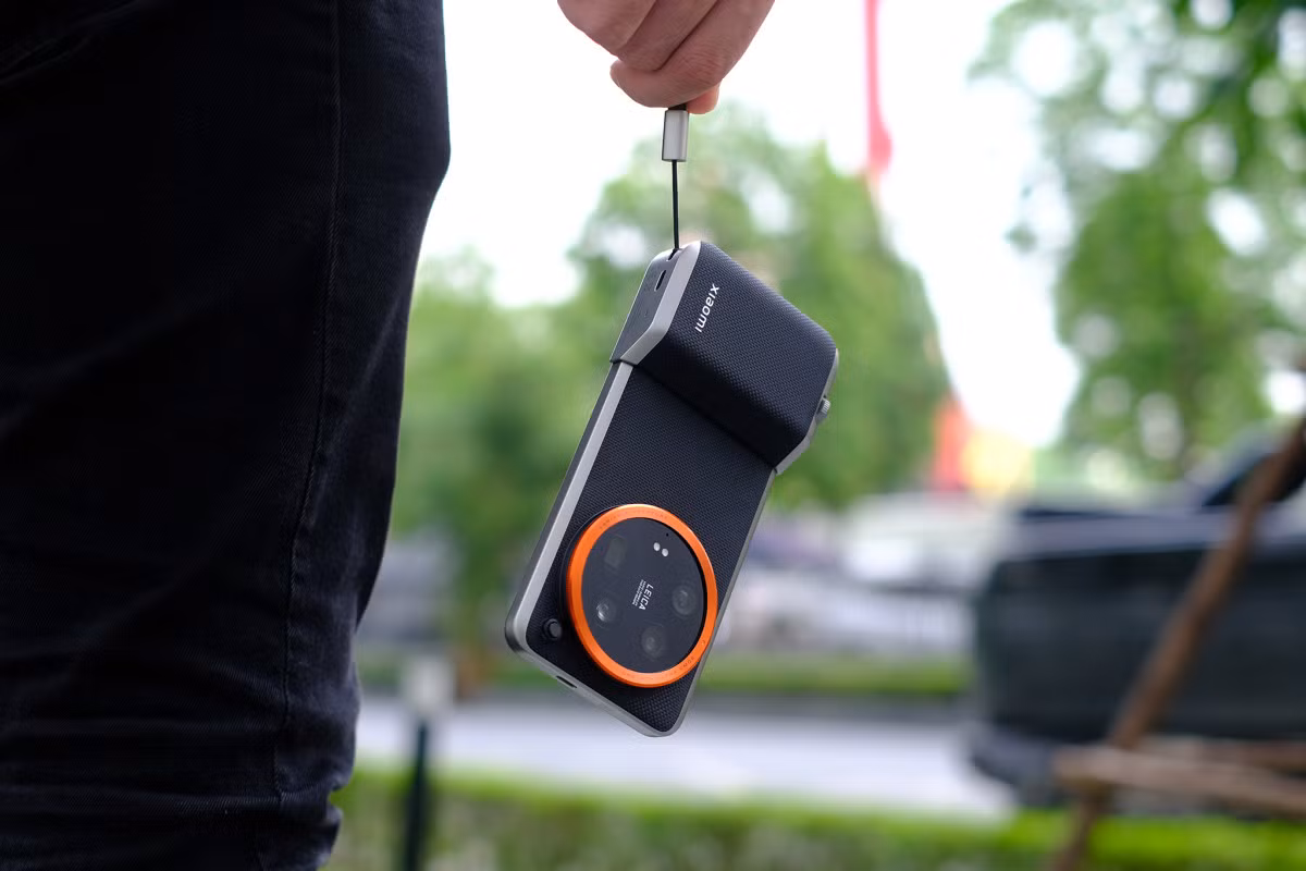 Điểm tạo nên sự khác biệt cho Xiaomi 14 Ultra là bộ phụ kiện Photography Kit giá 4 triệu đồng. Người dùng sẽ có thêm một ốp lưng, ngàm gắn filter, hai vòng trang trí thay đổi, báng cầm và dây đeo. Khi lắp trọn bộ, smartphone của Xiaomi trông giống một mẫu máy ảnh du lịch cao cấp.