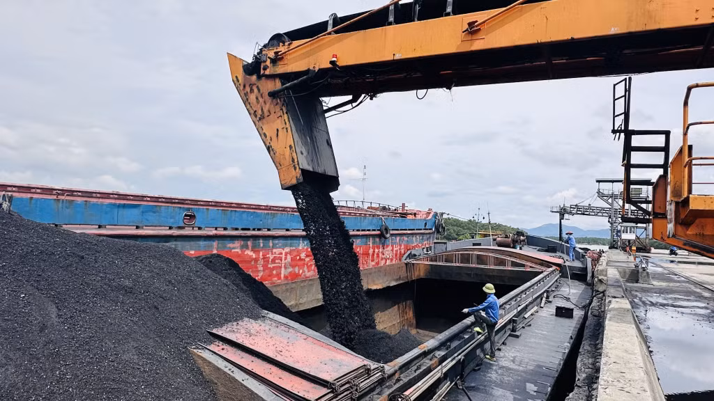 Hoạt động sản xuất tại cảng Điền Công, Công ty Kho vận Đá Bạc - TKV.
