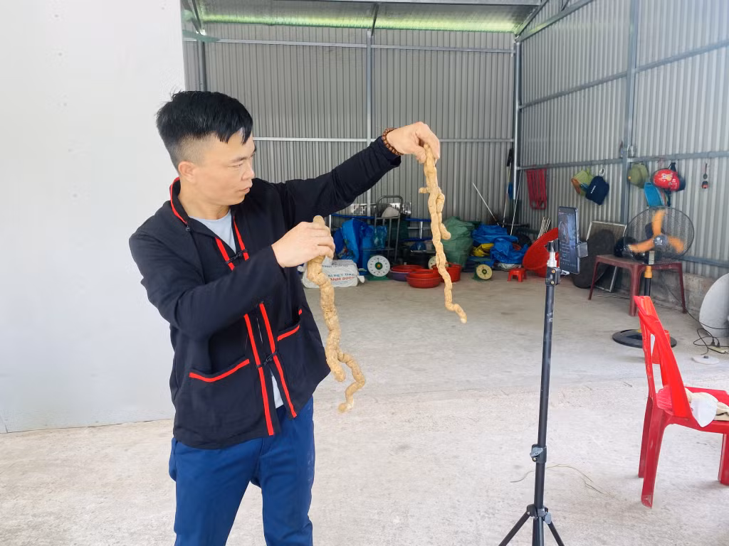 Anh Lý Văn Bằng, chủ cửa hàng kinh doanh Bằng Hoa, thường xuyên livestream để bán hàng.