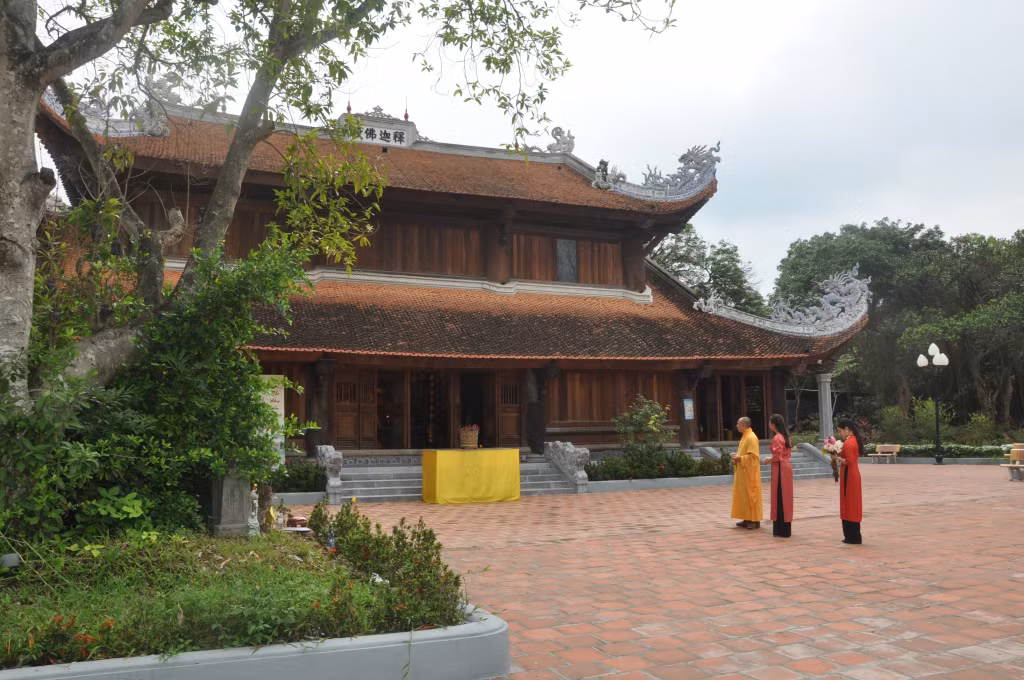 Chùa Quỳnh Lâm thuộc nhóm chùa nằm ở khu vực đồi thấp, có diện tích rộng lớn, từng đi vào câu ca "Sân chùa Muống, ruộng chùa Quỳnh".