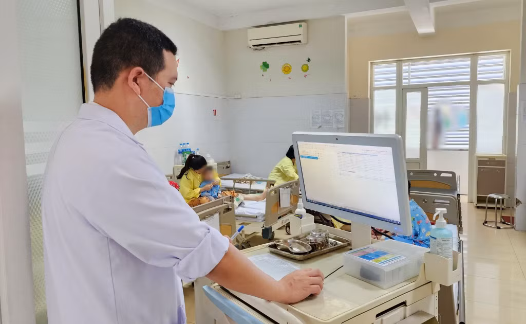 Nhân viên y tế Bệnh viện Sản Nhi tỉnh thực hiện y lệnh trên xe tiêm thông minh. (Ảnh: Nguyễn Hoa).