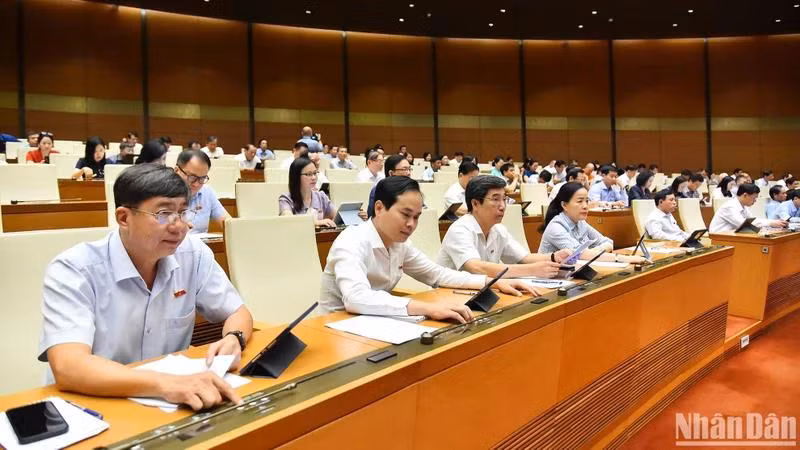 Các đại biểu Quốc hội biểu quyết thông qua Nghị quyết thành lập Đoàn giám sát chuyên đề của Quốc hội. (Ảnh: THỦY NGUYÊN)