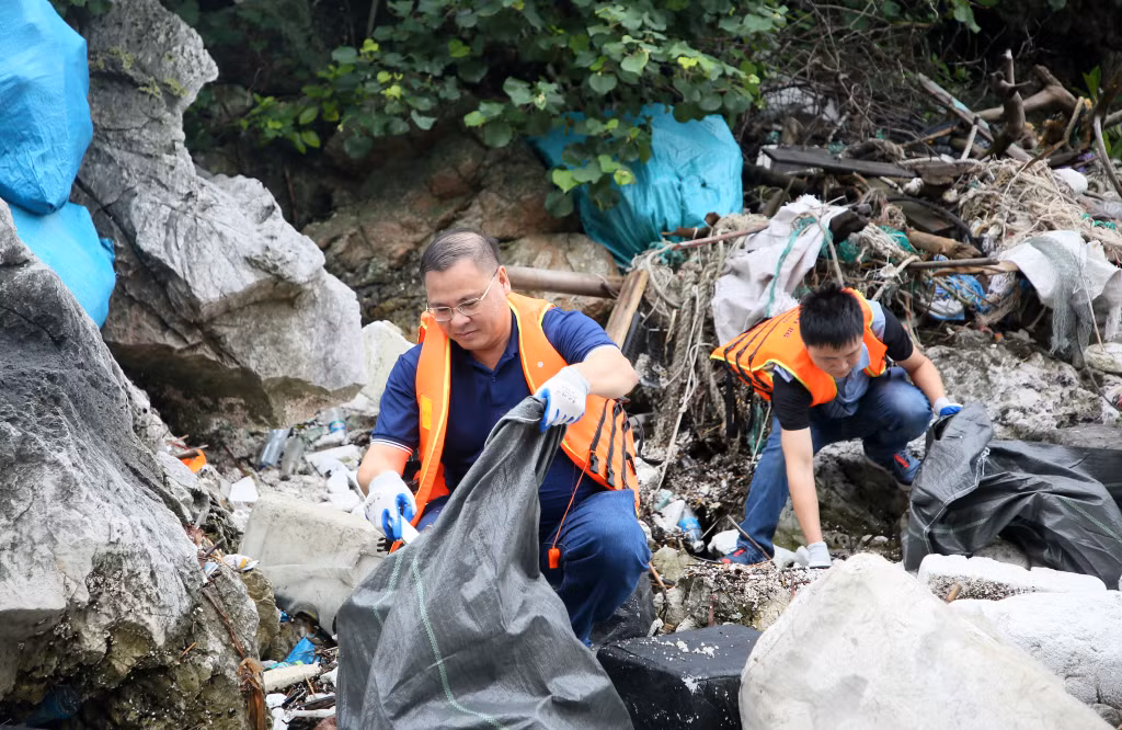 Những người làm báo trên địa bàn tỉnh tích cực thu gom rác thải, chung tay bảo vệ môi trường vịnh Hạ Long.