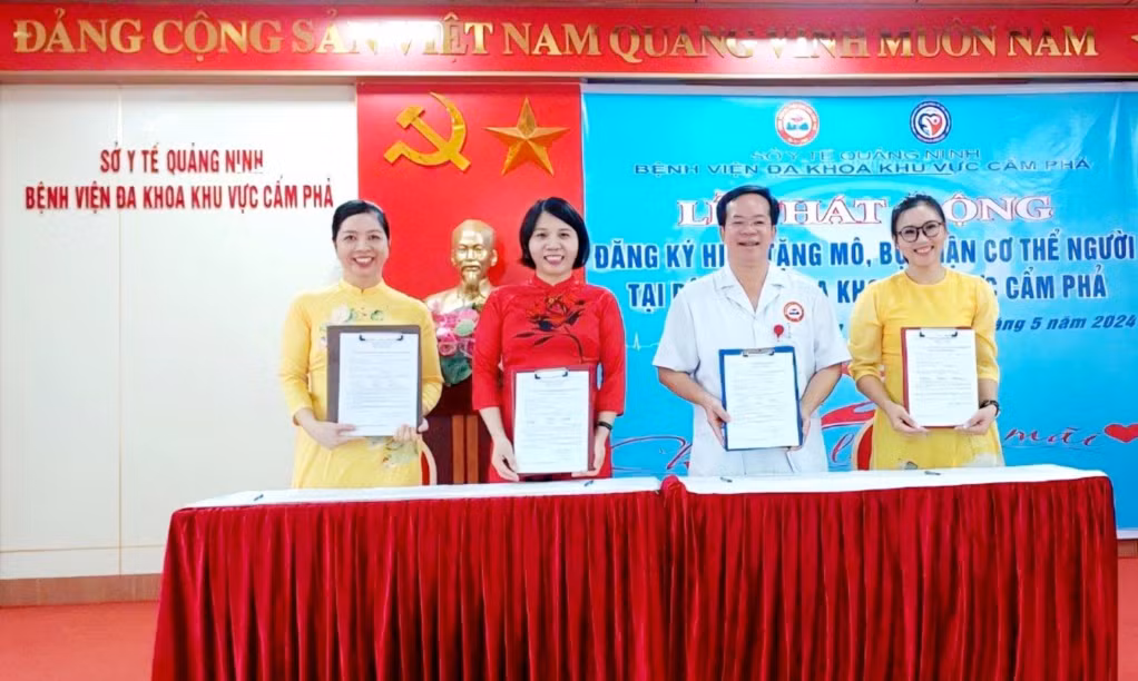 Cán bộ y tế và người bệnh, người dân TP Cẩm Phả tham gia đăng ký hiến tặng mô, bộ phận cơ thể người tại Bệnh viện Đa khoa khu vực Cẩm Phả.
