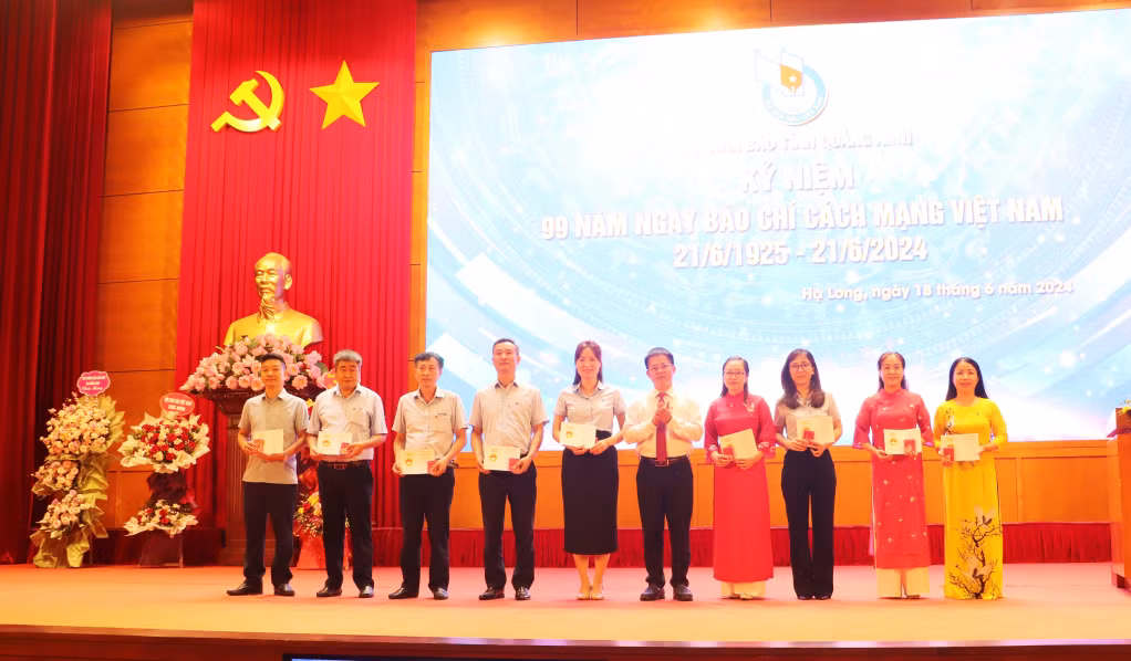 Các hội viên tiêu biểu Hội Nhà báo tỉnh nhận Kỷ niệm chương 