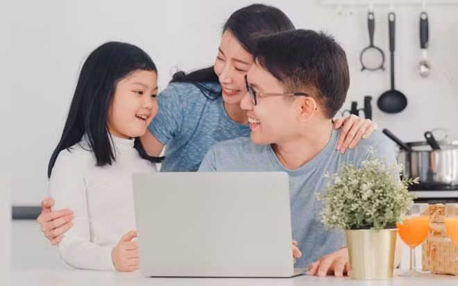 Cha mẹ nên hướng dẫn và giám sát trẻ sử dụng Internet đúng cách thay vì cấm đoán. Ảnh: Pixabay