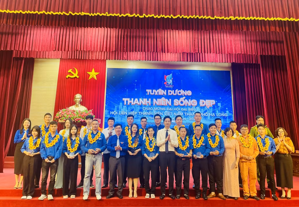 24 "Thanh niên sống đẹp", có nhiều việc làm, nghĩa cử cao đẹp, đóng góp tích cực cho cộng đồng được vinh danh tại hội nghị.