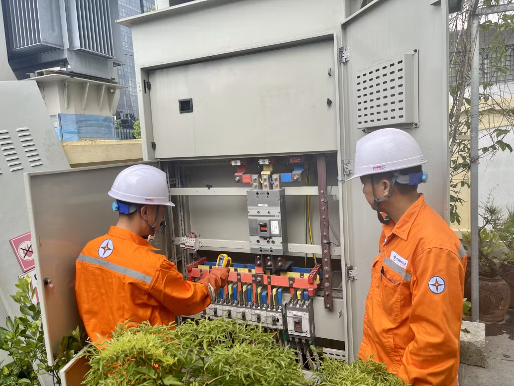 Công nhân Điện lực TP Hạ Long kiểm tra tình trạng vận hành của máy biến áp cấp điện cho Trường THPT Hòn Gai.