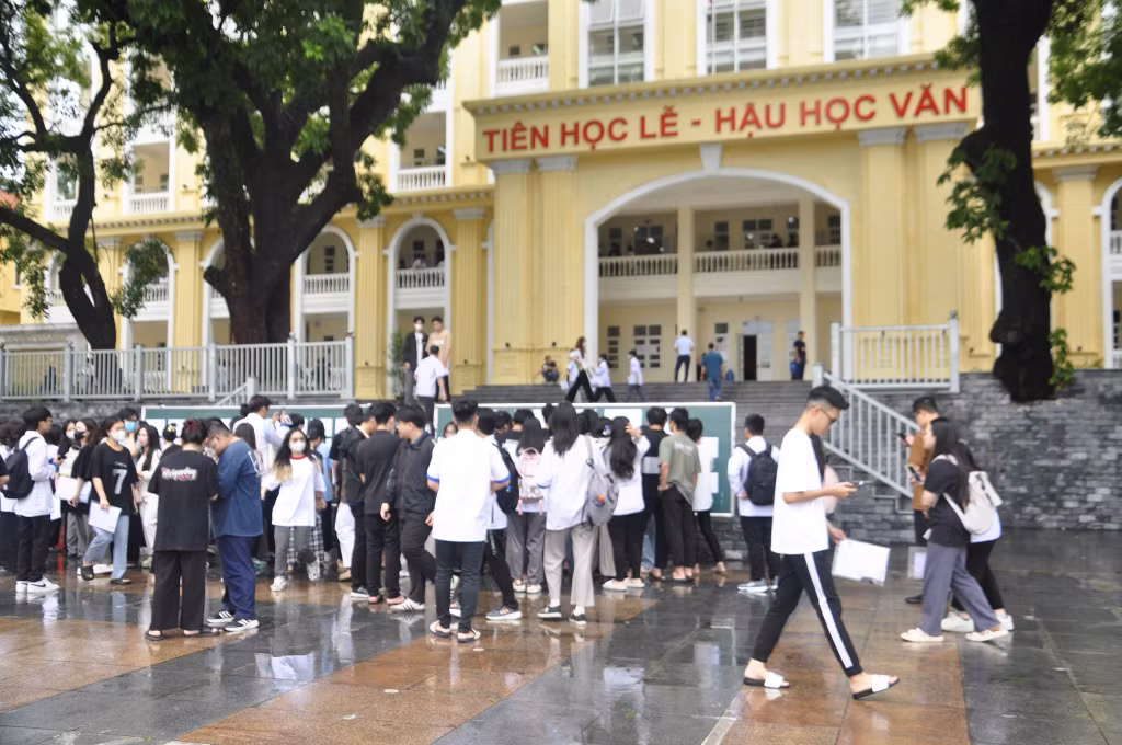 Các thí sinh xem danh sách phòng thi.