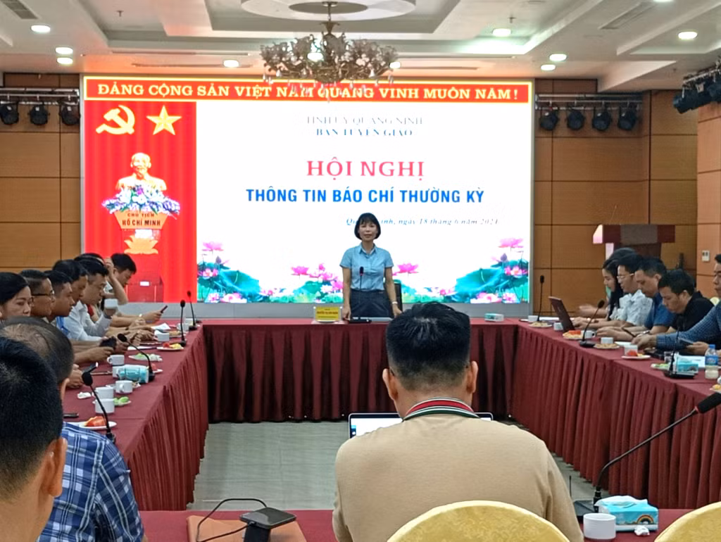 Đồng chí Nguyễn Thị Kim Nhàn, Phó trưởng Ban Tuyên giáo Tỉnh ủy phát biểu chỉ đạo tại hội nghị.
