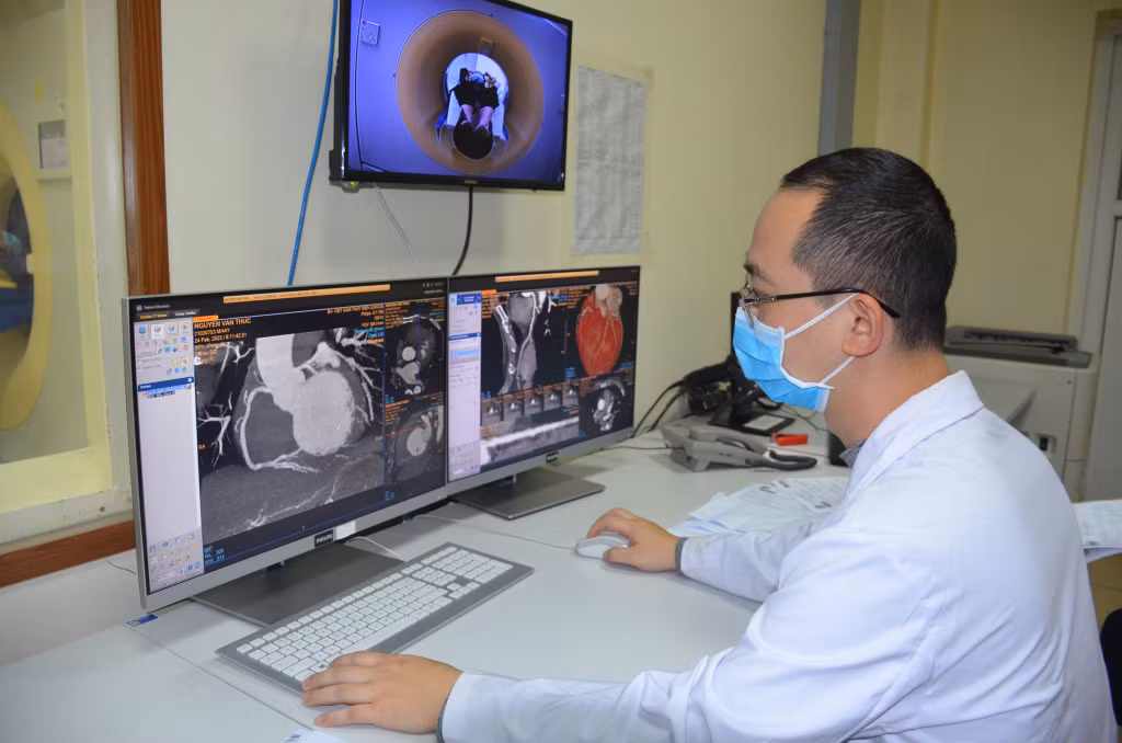 Kỹ thuật viên Khoa Chẩn đoán hình ảnh (Bệnh viện Việt Nam - Thụy Điển Uông Bí) thực hiện chụp mạch vành tim bằng máy chụp cắt lớp 256 dãy.