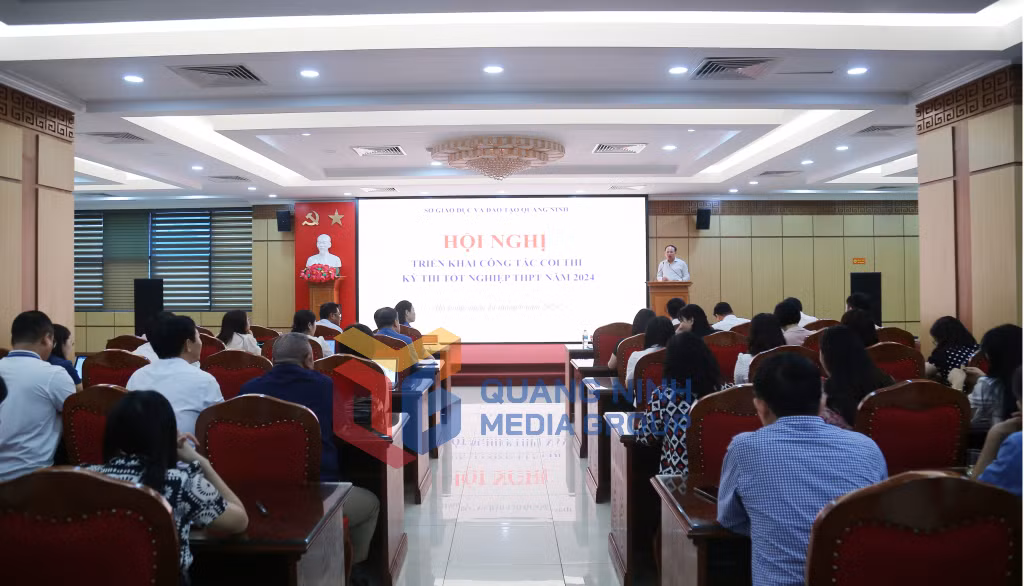 Đồng chí Bí thư Tỉnh ủy, Chủ tịch HĐND tỉnh phát biểu chỉ đạo tại hội nghị triển khai công tác coi thi kỳ thi tốt nghiệp THPT năm 2024.