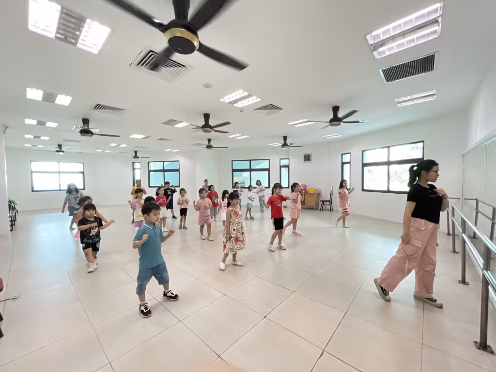 Hè 2024, nhiều trẻ em đăng ký tham gia lớp học múa tại Cung Văn hóa thanh thiếu nhi tỉnh.