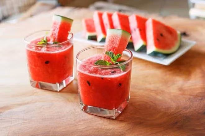 Nước ép dưa hấu hỗ trợ cân bằng điện giải và giúp ngăn ngừa chuột rút cơ bắp. (Nguồn: iStock)