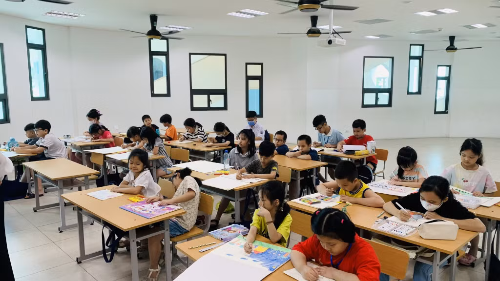 Lớp học vẽ tại Cung Văn hóa thanh thiếu nhi Quảng Ninh.