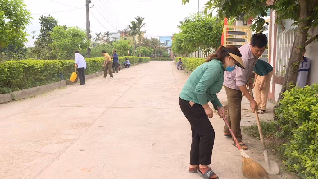Người dân thôn Tân hợp, xã Quảng Tân, huyện Đầm Hà, dọn vệ sinh, tạo cảnh quan, môi trường khu dân cư xanh, sạch, đẹp.