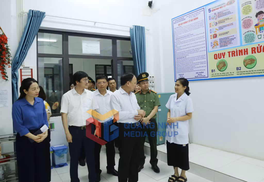 Đồng chí Bí thư Tỉnh ủy, Chủ tịch HĐND tỉnh kiểm tra tại phòng y tế phục vụ điểm thi tại Trường TH, THCS&THPT Nguyễn Bỉnh Khiêm.