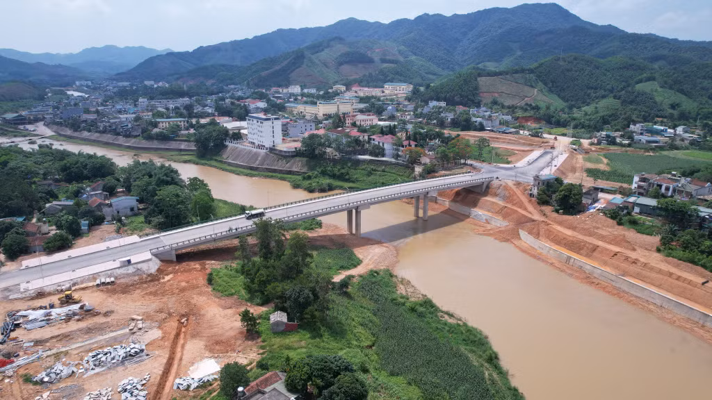 Dự án cầu nối tỉnh lộ 330 với trung tâm thị trấn Ba Chẽ kết hợp kè chống sạt lở tuyến đường trục chính và khu dân cư thị trấn Ba Chẽ đã cơ bản hoàn thành, kịp thời đưa vào sử dụng trước mùa mưa năm 2024.