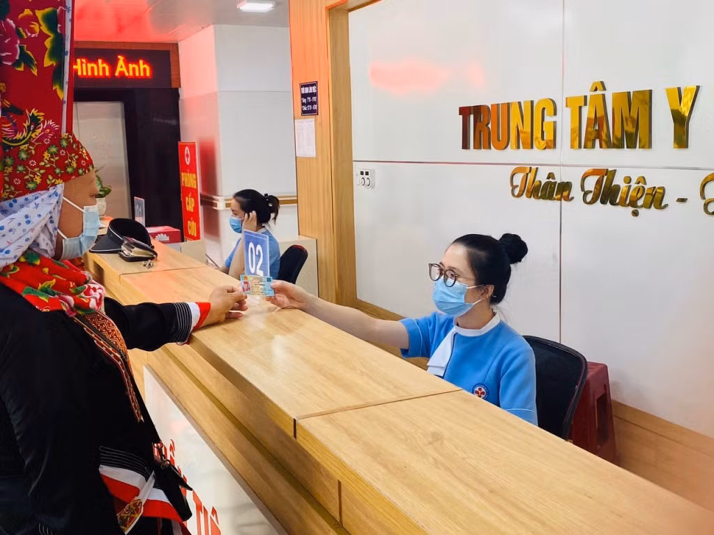 Người dân Tiên Yên sử dụng thẻ CCCD gắn chíp để khám bệnh tại Trung tâm Y tế huyện Tiên Yên.
