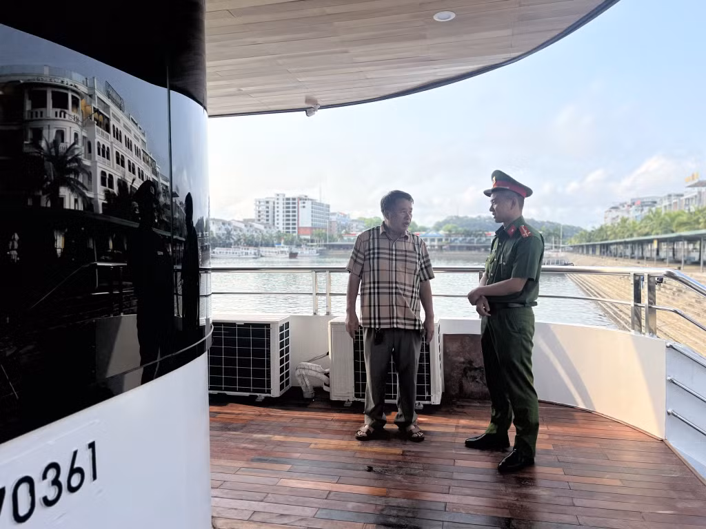 Cán bộ Phòng Cảnh sát PCCC&amp;CNCH hướng dẫn doanh nghiệp tháo gỡ khó khăn liên quan đến PCCC tàu du lịch.