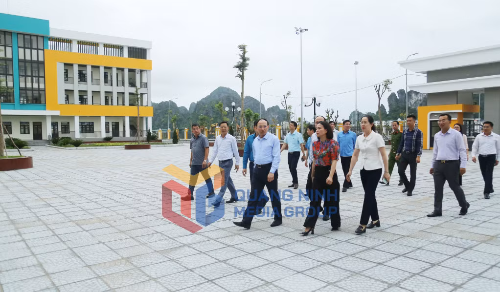 Đồng chí Bí thư Tỉnh ủy, Chủ tịch HĐND tỉnh kiểm tra tại Trường Tiểu học Hạ Long 1, xã Hạ Long, huyện Vân Đồn.