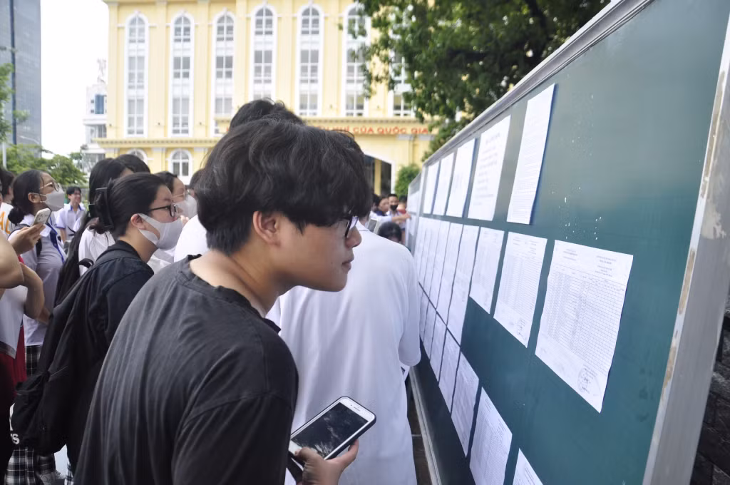Các thí sinh tìm tên trong danh sách dự thi.