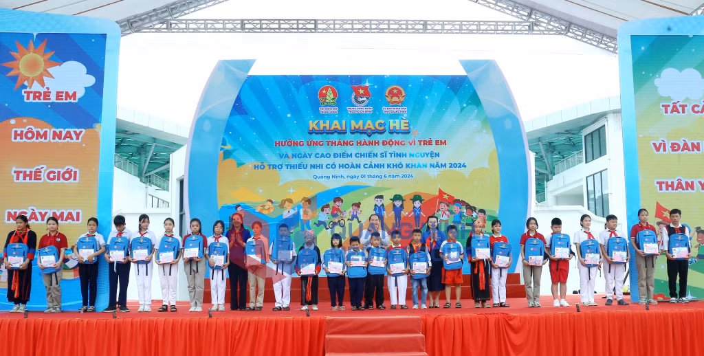 100 em thiếu nhi vượt khó vươn lên trong học tập trên địa bàn tỉnh được nhận học bổng của tỉnh Quảng Ninh và Trung ương Đoàn.