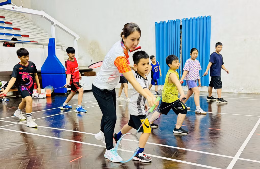 Tập luyện ở lớp cầu lông.