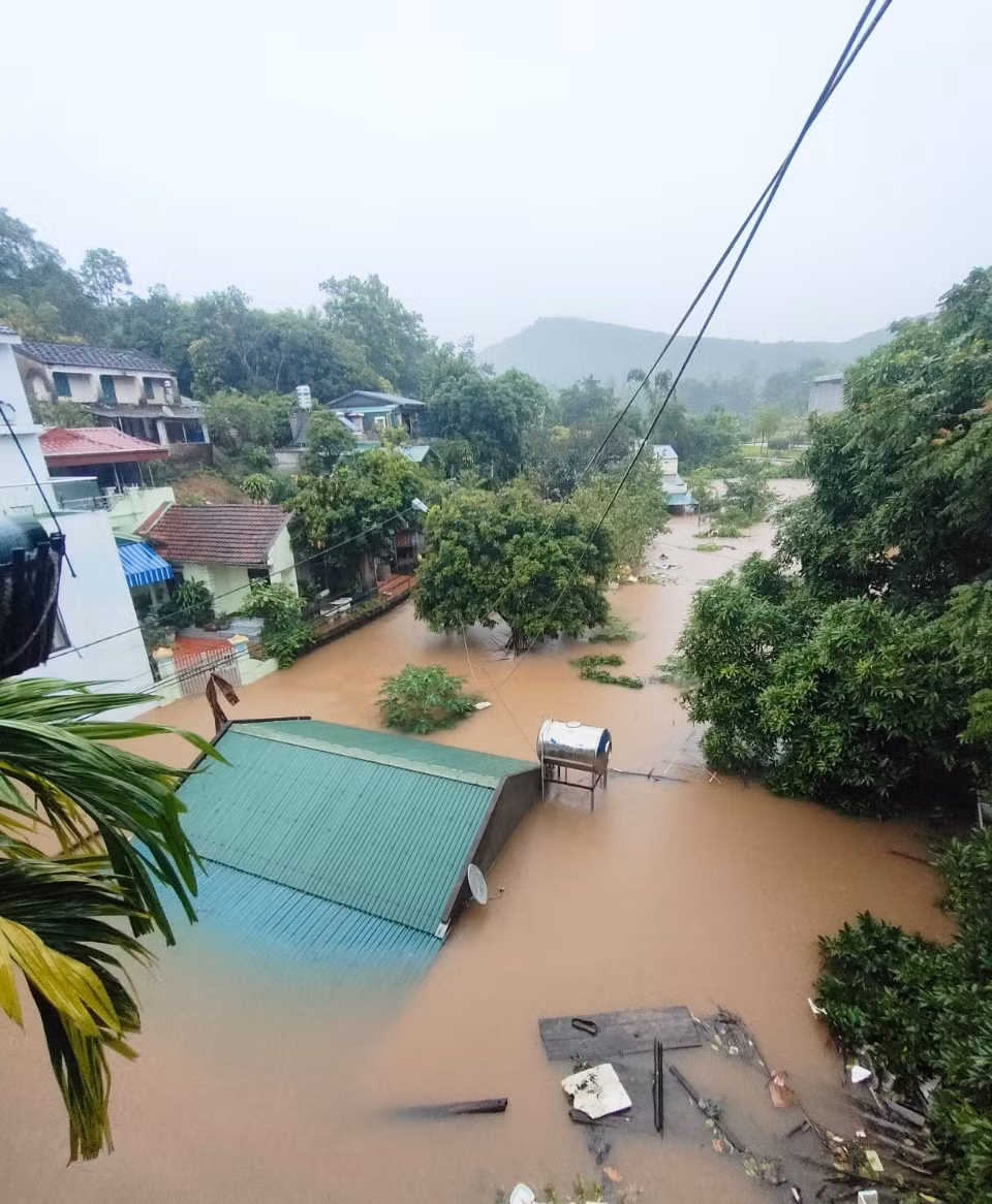 Một số nhà dân tại khu phố Hòa Bình, thị trấn Tiên Yên bị ngập úng