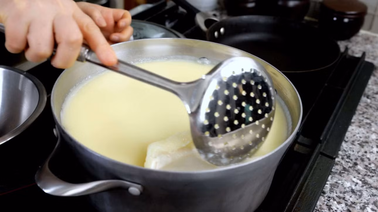 Loại bỏ lớp mỡ trong nồi nước hầm xương là cách giảm nguy cơ tăng cholesterol.