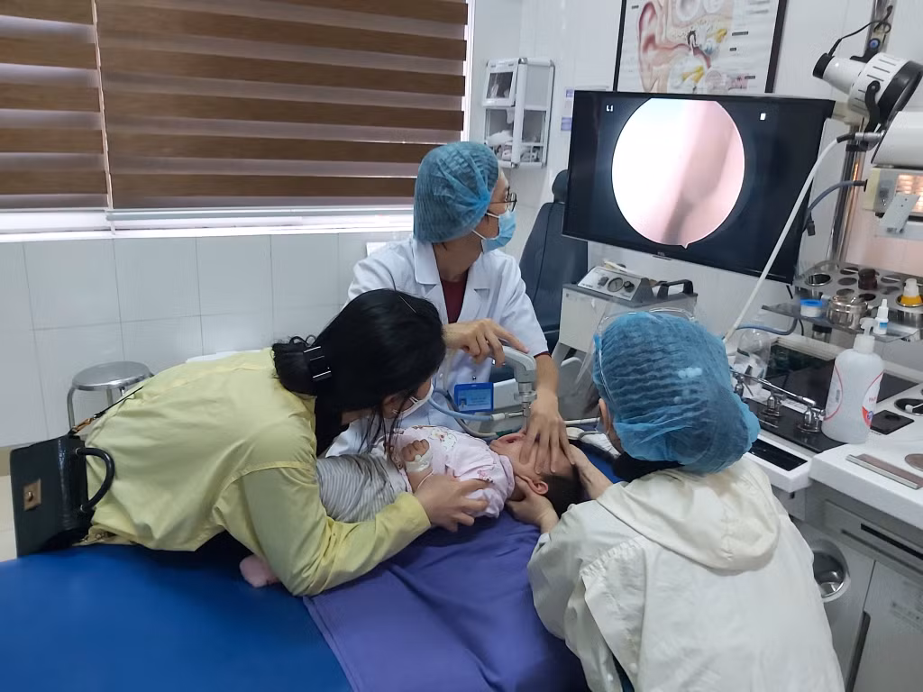 Khám bệnh cho trẻ dưới 6 tuổi tại Bệnh viện Sản nhi tỉnh.