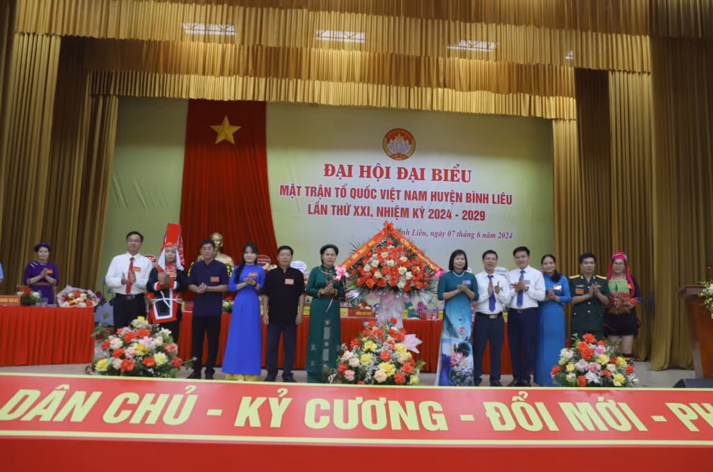 Đồng chí Nguyễn Thị Ngân, Phó Chủ tịch Ủy ban MTTQ Việt Nam tỉnh Quảng Ninh tặng hoa chúc mừng Đại hội.
