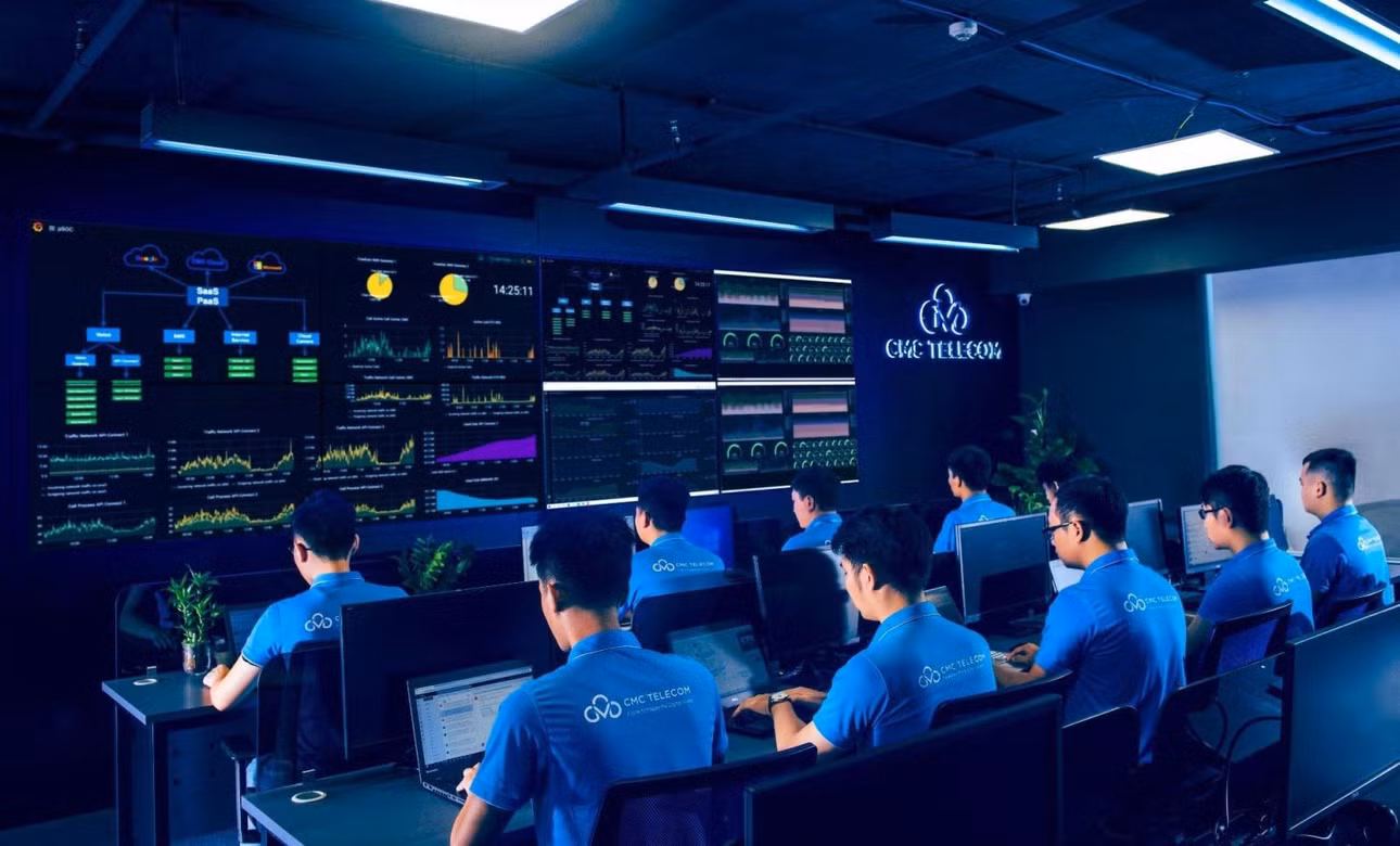 Đội ngũ chuyên gia về Bảo mật trực Hệ thống Trung tâm COC - Comprehensive Operation Center của CMC.