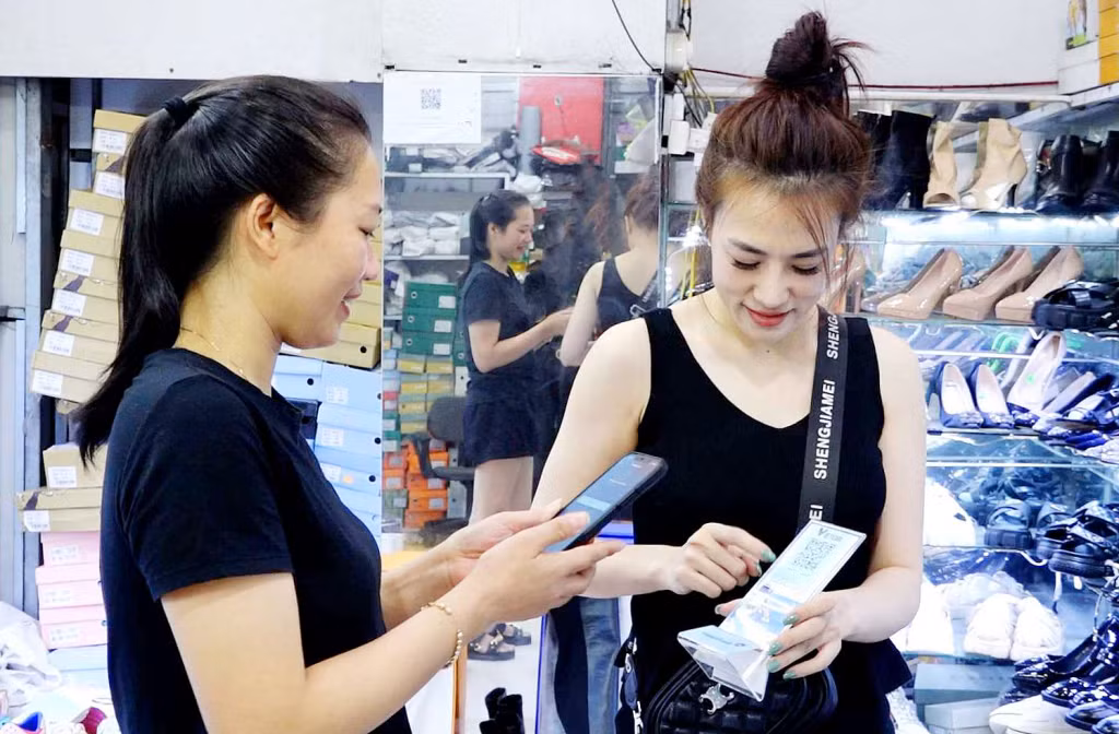 Thanh toán trực tuyến không dùng tiền mặt qua mã QR tại chợ Cẩm Đông (TP Cẩm Phả).