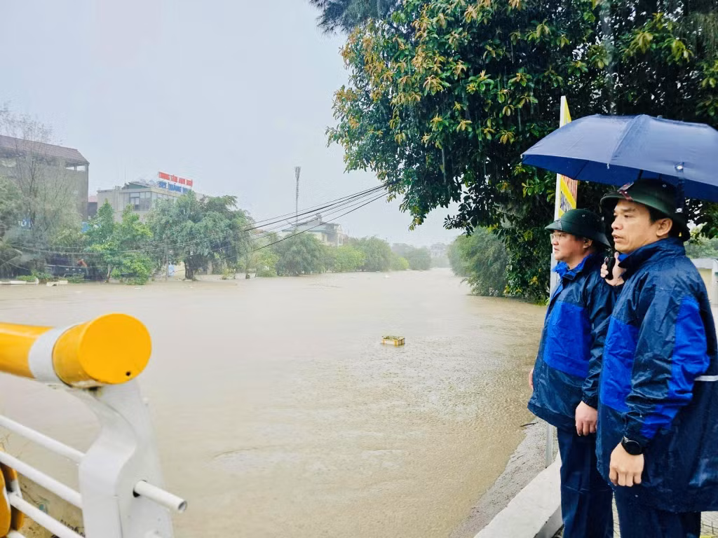 Lãnh đạo các địa phương kiểm tra tình hình mưa lớn tại các ngầm tràn, khu vực nước dâng cao.