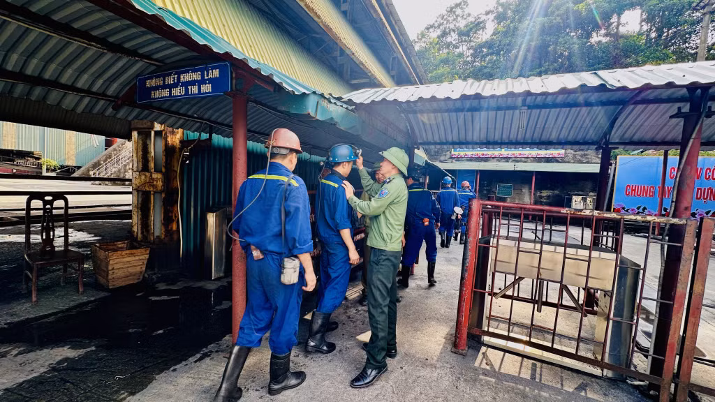 Thợ lò Công ty Than Khe Chàm - TKV vào ca.