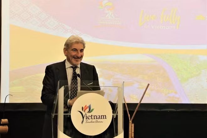 Ông Raffaele Cattaneo, Thứ trưởng ngoại giao Vùng Lombardi phát biểu tại chương trình giới thiệu du lịch Việt Nam. (Ảnh: Trường Dụy/TTXVN)