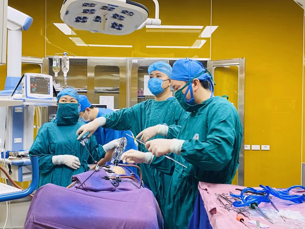 Ca phẫu thuật nội soi cắt u buồng trứng cho bệnh nhân tại TTYT huyện Hải Hà.