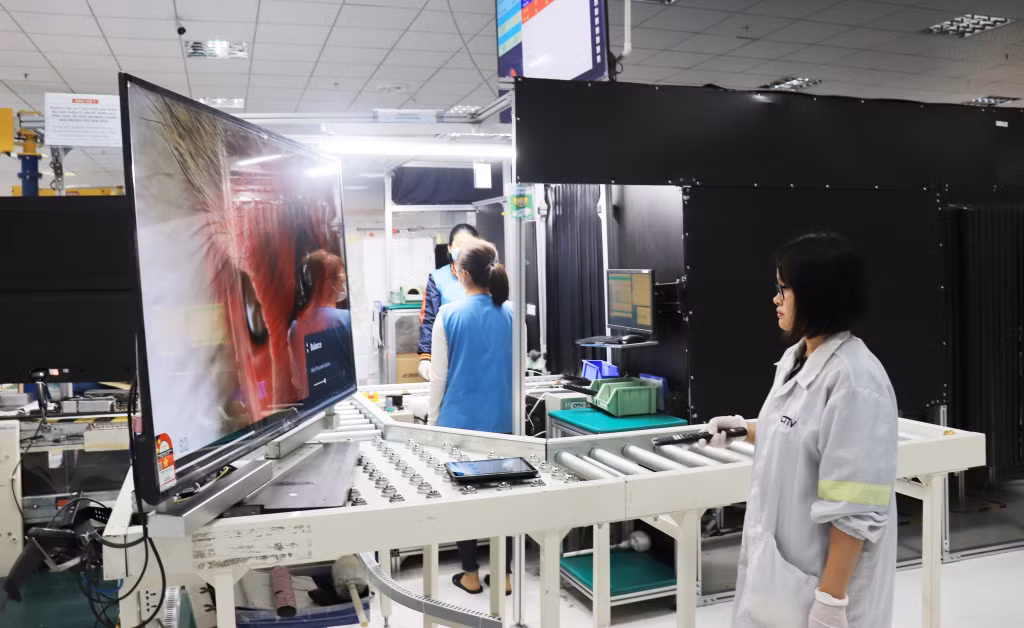 Công nhân Công ty TNHH Competittion Team Technology Việt Nam (KCN Đông Mai, TX Quảng Yên) kiểm tra sản phẩm.