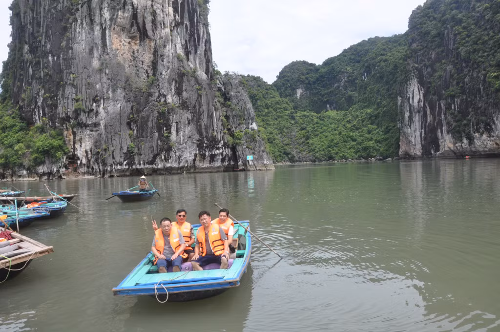 Du khách trải nghiệm dịch vụ chèo đò tại khu vực Ba Hang trên Vịnh Hạ Long.