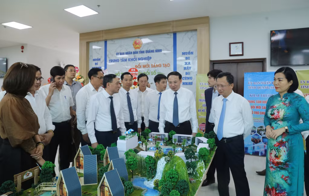 Các đồng chí lãnh đạo tỉnh và đại biểu tham quan mô hình trưng bày của các doanh nghiệp đổi mới sáng tạo. Ảnh: Thu Chung