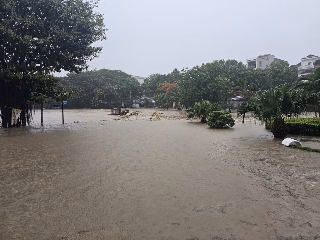 Đập tràn khu vực cầu Sông Sinh, TP Uông Bí bị ngập lụt. Ảnh: Hồng Hoàn - CTV