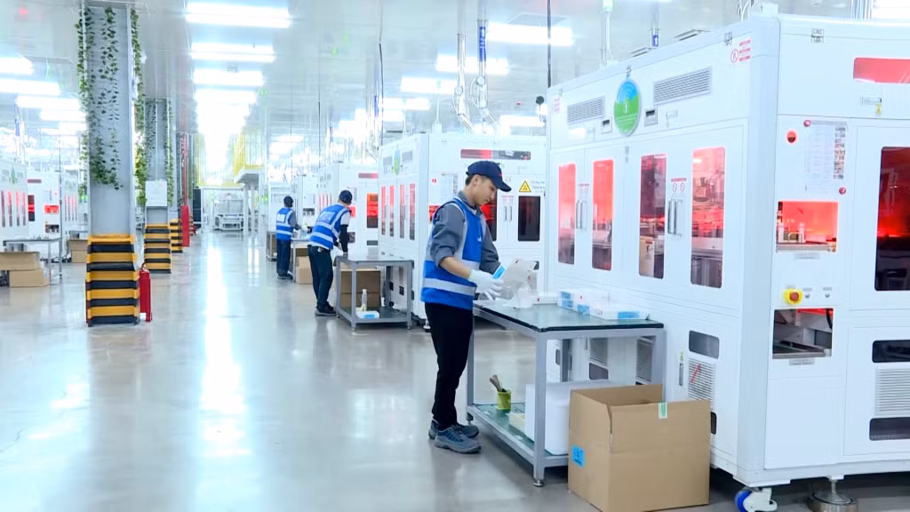 Hoạt động sản xuất tại Công ty TNHH Công nghiệp Jinko Solar, KCN Sông Khoai (TX Quảng Yên).