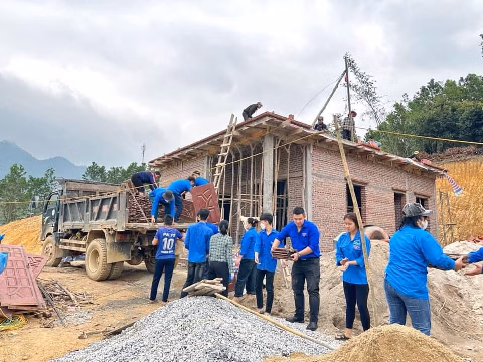 Thanh niên Hạ Long hỗ trợ người dân xã Đồng Lâm (thuộc diện giải phóng mặt bằng) di chuyển đồ đạc và vật liệu xây dựng về chỗ xây dựng nhà mới. Ảnh do đơn vị cung cấp