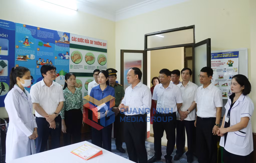 Đồng chí Bí thư Tỉnh ủy kiểm tra công tác y tế tại điểm thi Trường THPT Hoành Bồ.