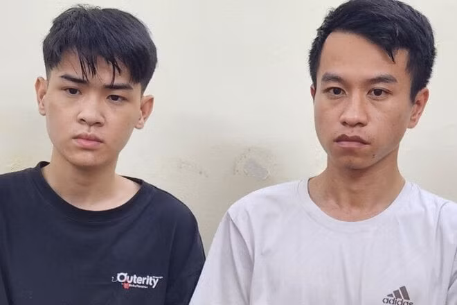 Mai Tuấn Hoàng và Đặng Quang Nghĩa tại cơ quan công an. (Ảnh: Công an TP Hà Nội)