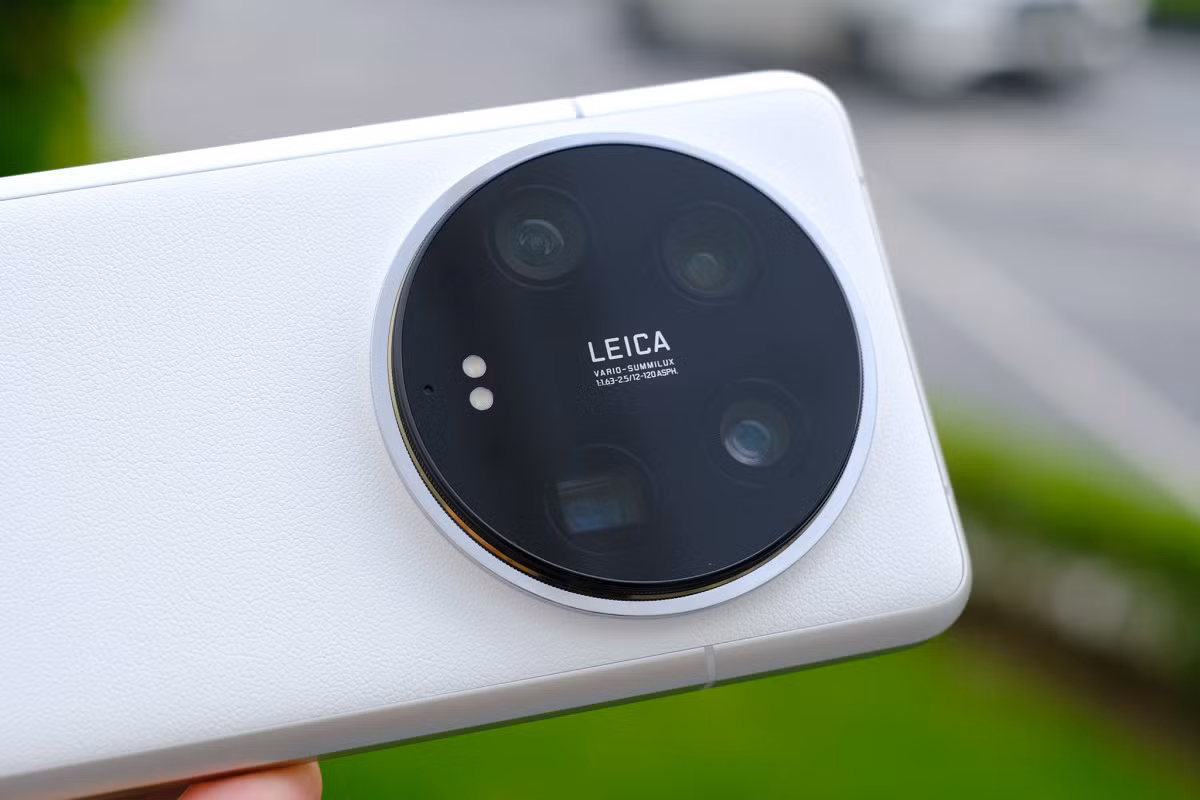 Nếu xét về phần cứng, 14 Ultra sở hữu camera tốt nhất hiện nay trên smartphone với camera chính dùng cảm biến 1 inch Sony LYT-900 mới, độ phân giải 50 megapixel. Ống kính chính tiêu cự 23 mm, độ mở thay đổi f/1.63-4.0, lấy sáng nhiều hơn tới 136% so với 13 Ultra năm ngoái. Hai ống kính tele zoom với một 3.2x (75mm) và một là 5x (120 mm) đều dùng cảm biến chất lượng tốt Sony IMX858. Ngoài ra còn một ống kính góc siêu rộng tiêu cự 12 mm f/1.8. Với vòng phụ kiện đi kèm, người dùng có thể gắn thêm các loại filter khác nhau.